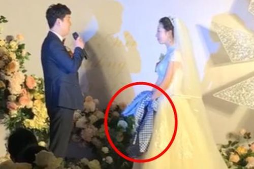 Chú rể tặng cô dâu một chiếc tạp dề giữa đám cưới, hành động sau đó gây tranh cãi không ngớt