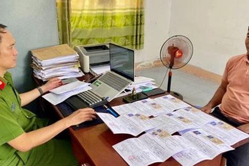 Bắt đối tượng làm giả bằng cấp, giấy phép lái xe