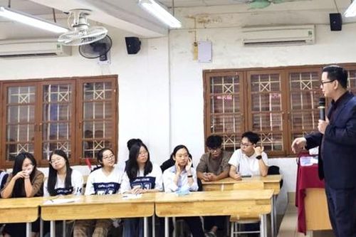 TS Trần Thành Nam nói về hướng nghiệp kỷ nguyên số với học sinh