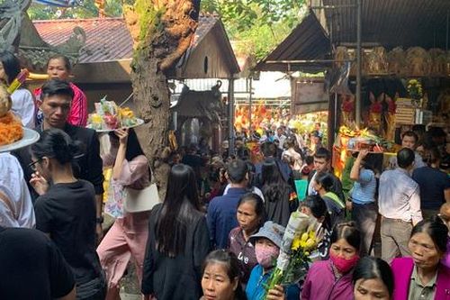 Dòng người chen chân đi lễ giỗ Đức thánh Hoàng Mười - đền Chợ Củi