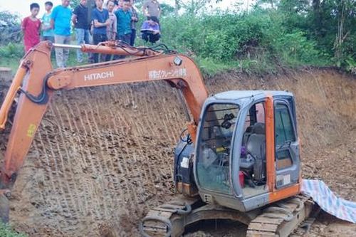 Bị khởi tố vì không quan sát khi lái máy xúc khiến 1 cháu bé tử vong