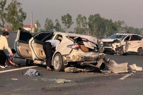 Tai nạn trên cao tốc Hà Nội-Hải Phòng, 4 người bị thương, các phương tiện hư hỏng nặng