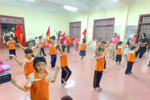 'Chạy sô' dàn dựng văn nghệ cho học sinh dịp 20/11