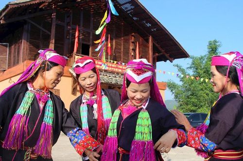 Quảng Ninh: Những cô gái Dao Thanh Y xúng xính váy áo dự ngày hội Đại đoàn kết