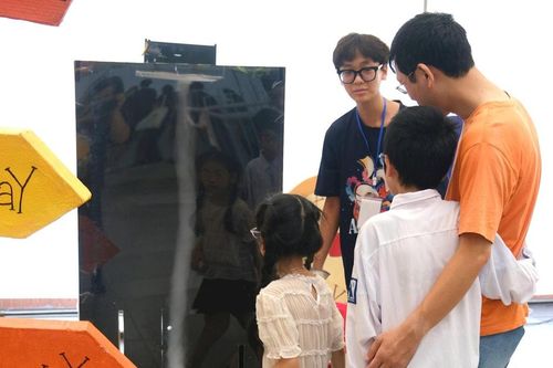 Truyền ngọn lửa đam mê khoa học tới học sinh phổ thông