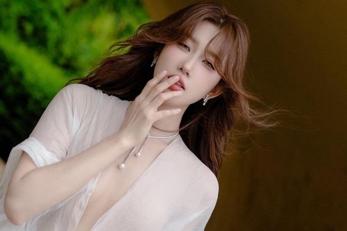 Thúy Ngân mặc xuyên thấu