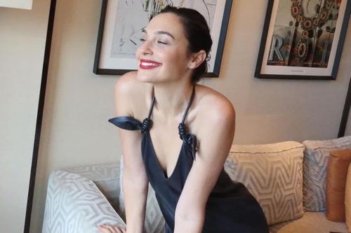 Vóc dáng Gal Gadot sau 4 lần sinh nở