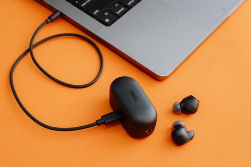 Tai nghe true-wireless 'có dây'