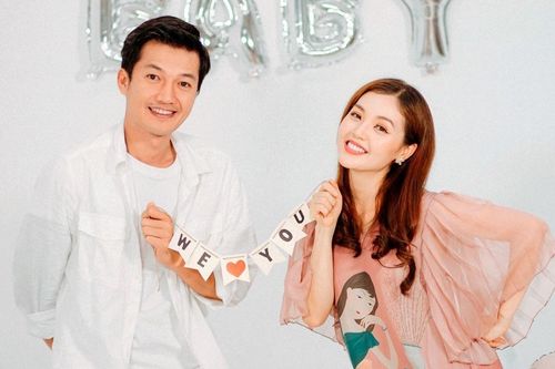 Ca sĩ Linh Phi sinh con trai