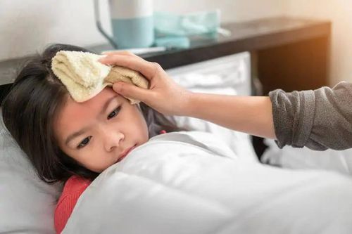 Nên chườm nóng hay chườm lạnh để trẻ mau hạ sốt?