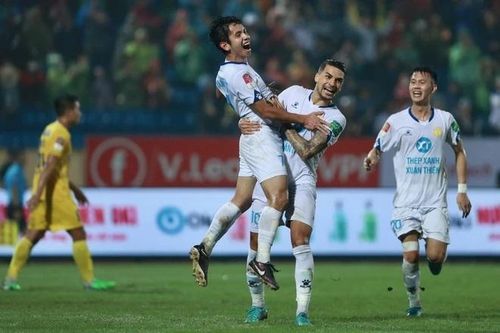 Nam Định ghi 3 bàn trong 10 phút