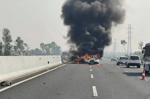 Va chạm trên cao tốc Hà Nội - Hải Phòng, ôtô Porsche bốc cháy ngùn ngụt
