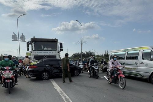 Long An: 3 ô tô va chạm trên cầu Bến Lức, giao thông ùn tắc