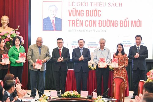Lễ giới thiệu bộ sách 'Vững bước trên con đường đổi mới'