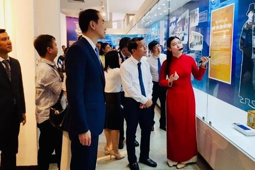 Khai mạc triển lãm về Chủ tịch Hồ Chí Minh tại Trung Quốc