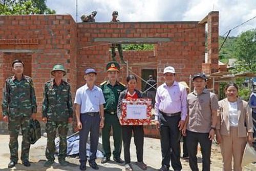 Bộ đội Sư đoàn 10 giúp người dân Mường Hoong xây nhà mới