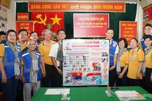 Đoàn đại biểu TP Hồ Chí Minh thăm, động viên quân và dân xã đảo Thổ Châu, Nhà giàn DK1/10