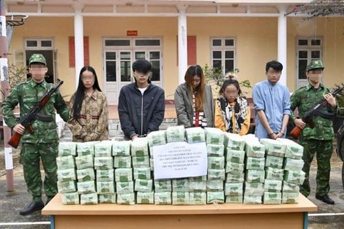 Bí mật trong chiếc ô-tô biển số nước ngoài qua cửa khẩu