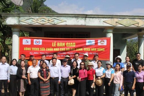 Hơn 100 triệu đồng sửa nhà và trao quà cho người dân xã Hòa Bắc