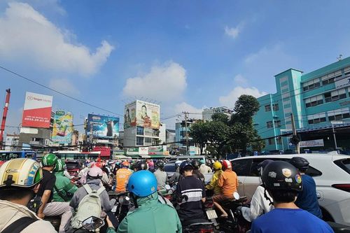 Kẹt xe kéo dài ở bùng binh Công trường Dân Chủ