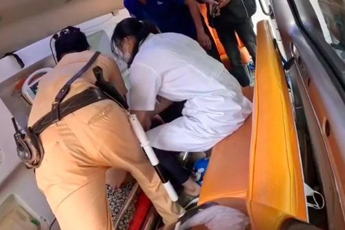 CSGT TPHCM nỗ lực cứu đưa người phụ nữ ngưng tim tới bệnh viện