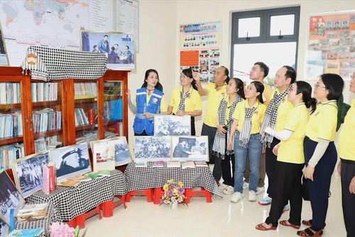Đoàn công tác TPHCM thăm, tặng quà chiến sĩ, người dân trên xã đảo Thổ Châu