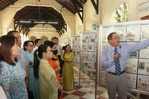 Đưa bộ sưu tập tem quý về Bác Hồ đến với ngôi trường chuyên của TPHCM