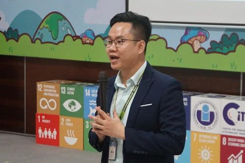 Giảng viên hướng dẫn sinh viên ứng dụng Trí tuệ nhân tạo trong học tập