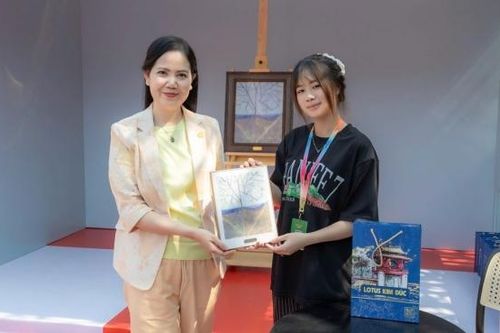 Tranh 'Vỏ Tương lai' được chọn làm quà tặng HANIFF