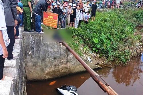 Phát hiện thi thể nam thanh niên cạnh mương nước cùng xe máy