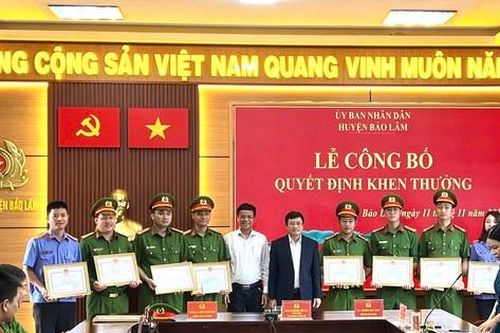 Khen thưởng đột xuất cá nhân, tập thể bắt giữ nhóm lâm tặc khai thác gỗ trái phép