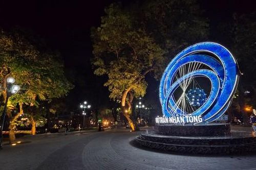 Ngắm hồ Thiền Quang lung linh sắc màu về đêm