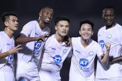 Vắng 'song sát' Hendrio – Xuân Son, Nam Định vẫn vùi dập chủ nhà TPHCM