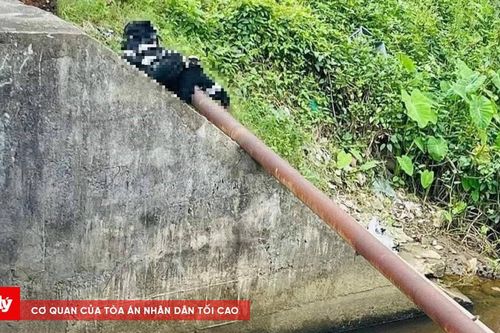 Thi thể nam thanh niên nằm bên cạnh xe máy dưới mương nước