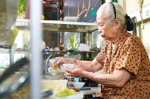 Quán kem xôi, chè Thái 40 năm đông khách của cụ bà U90 ở Hà Nội