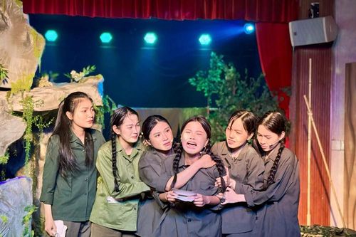 NSND Trịnh Kim Chi không kìm được nước mắt khi tập vở kịch 'Ngày ấy cổng trời'