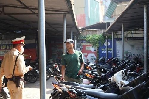 Công an kiểm tra bãi xe trường học, phụ huynh tìm cách 'tẩu tán' xe máy cho con