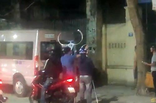 Kẻ nghi ngáo đá chém 2 người đi đường trong đêm ở Hải Phòng