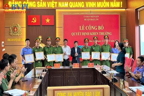 UBND huyện Bảo Lâm khen thưởng 2 Kiểm sát viên có thành tích xuất sắc