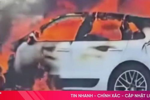 Ôtô cháy dữ dội sau va chạm trên cao tốc Hà Nội - Hải Phòng