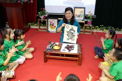 Hà Nội: Người giáo viên nỗ lực gìn giữ nét đẹp dòng tranh dân gian Hàng Trống