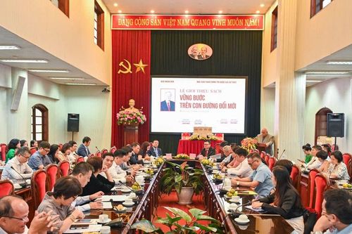 Ra mắt sách của Tổng Bí thư Nguyễn Phú Trọng: 'Vững bước trên con đường đổi mới'