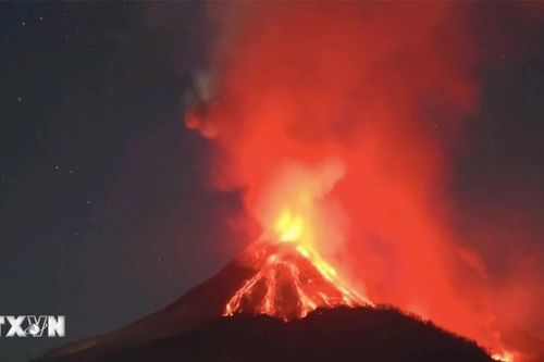 Núi lửa Lewotobi ở Indonesia phun trào, cột tro bụi cao tới 2,5 km