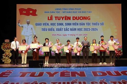 Khích lệ phong trào học tập trong vùng đồng bào dân tộc thiểu số