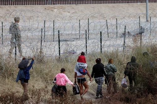 Mexico phát hiện 250 người nhồi nhét trên xe tải đến Mỹ
