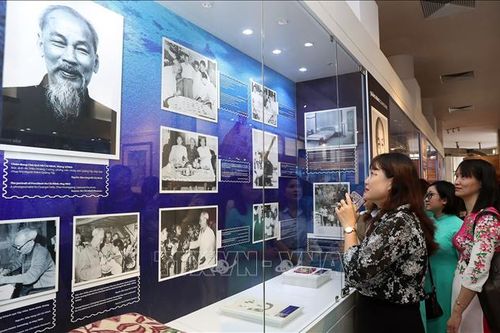 Hơn 200 tài liệu, hiện vật trưng bày tại triển lãm 'Dấu chân Hồ Chí Minh ở Trung Quốc'