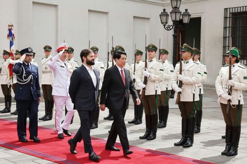 Tổng thống Chile Gabriel Boric chủ trì lễ đón Chủ tịch nước Lương Cường