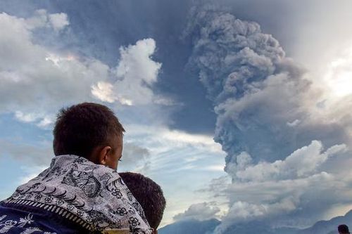 Indonesia: Núi lửa Lewotobi lại trở mình, giải phóng cột tro bụi cao tới 2,5 km