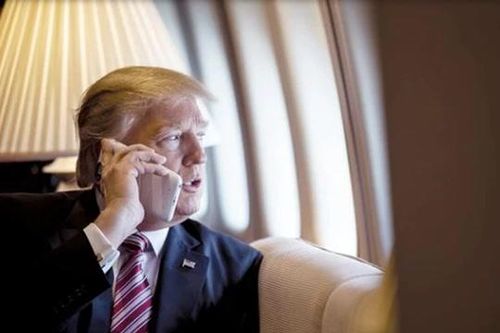 Điện thoại của Donald Trump có gì: Chức năng như iPhone 'cục gạch', 1 điểm khác biệt với người thường