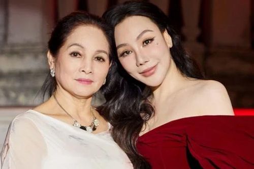 Thấy học trò khó khăn, NSND Hà Thủy tặng luôn chiếc xe máy mình đang đi